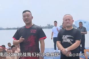 写的是啥❓穆帅昨天通过球童递了张纸条给帕特里西奥